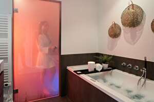 Badkamer benedenverdieping sauna, douche en badkuip