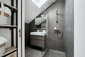 Badkamer bovenverdieping met douche, enkele wasbak en toilet
